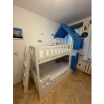 Spielbett mit Leiter und Fensterläden in Deutschland aufgebaut